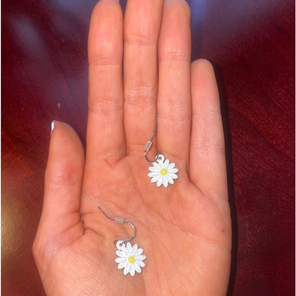 Daisy Earrings - Picture 1 of 1